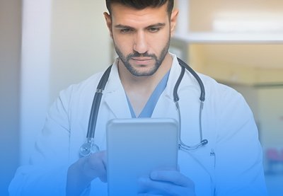 врач в белом халате смотрит в планшет доктор с планшетом в руках